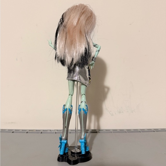 Monster High Frankie Stein Stylish Doll - Picture 2 of 4